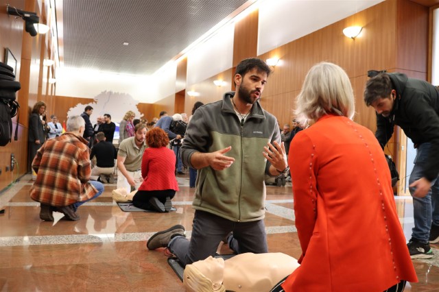 Deputados e persoal do Parlamento reciben formación en reanimación cardiopulmonar